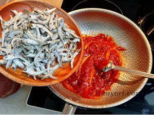 Cách làm cá cơm khô rim cay kiểu Hàn